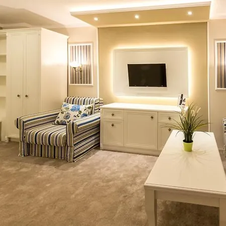 Raya Garden - Park & Winery Hotel 3*