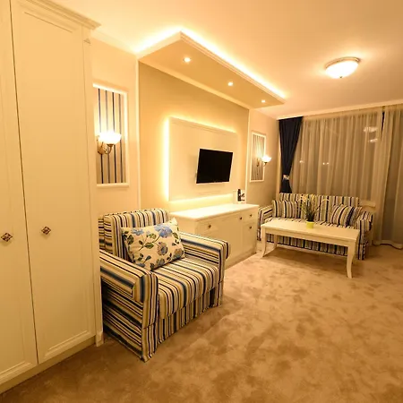 Hotel Raya Garden - Park & Winery