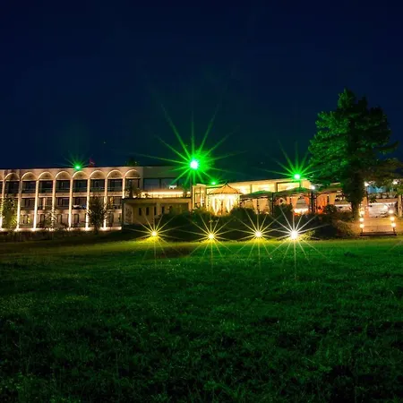 Hotel Raya Garden - Park & Winery