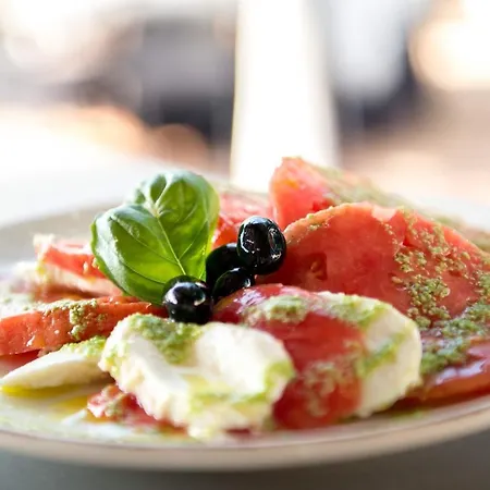 Hotel Raya Garden - Park & Winery