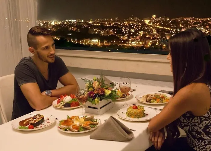 Hotel Raya Garden - Park & Winery