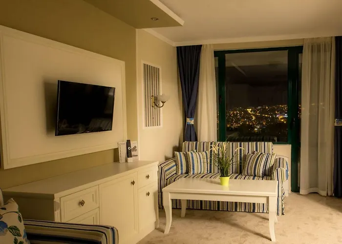 Raya Garden - Park & Winery Hotell