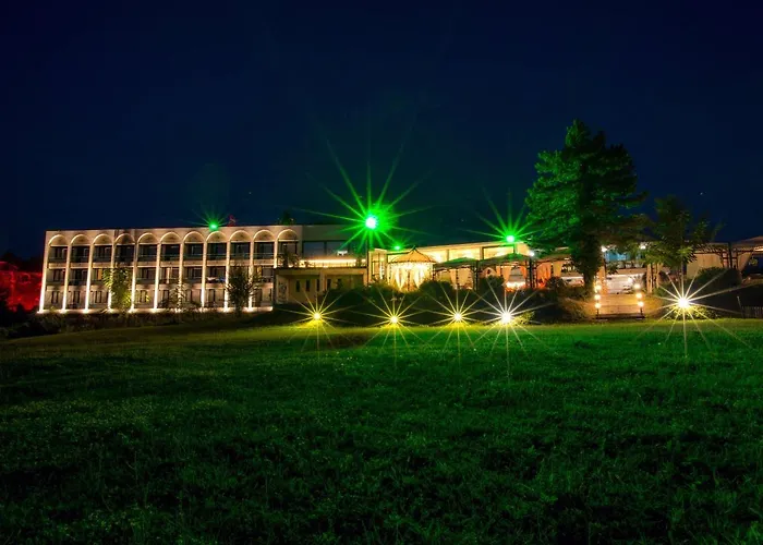 Hotel Raya Garden - Park & Winery